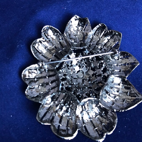 Vintage Floral Brooch - Picture 2 of 3